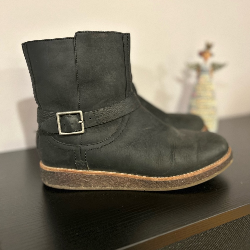 UGG Camren Boot Sz 7 US